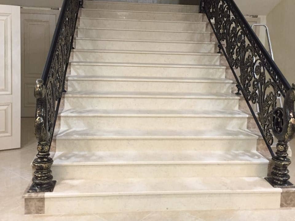 Маршевая лестница из мрамора
