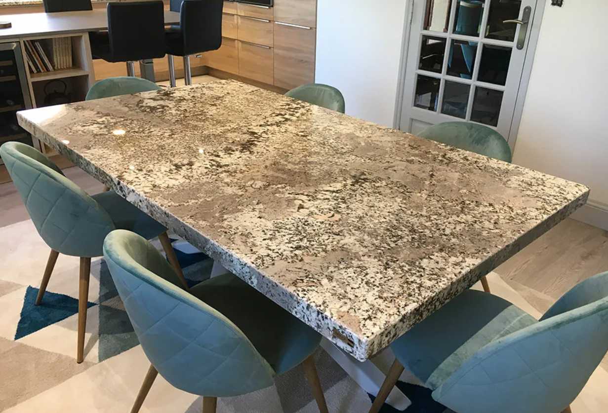 стол кухонный с покрытием из искусственного камня