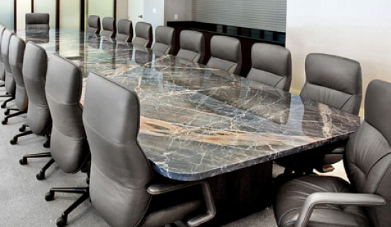 Черный стол для переговоров