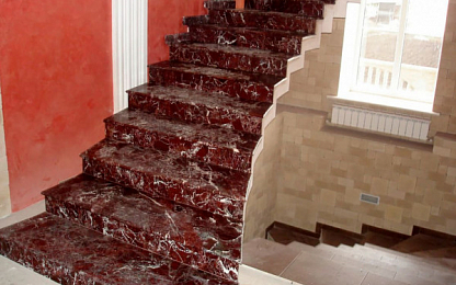 Лестница из мрамора Rosso Levanto